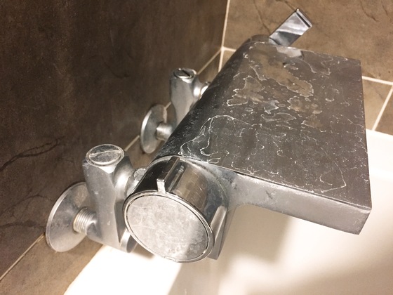믿기 힘들겠지만, 매일 마른 걸레로 닦는 욕조 위 수도꼭지의 상태다. 일반적인 청소방법으로는 허연 물때가 도통 없어지지 않았다.