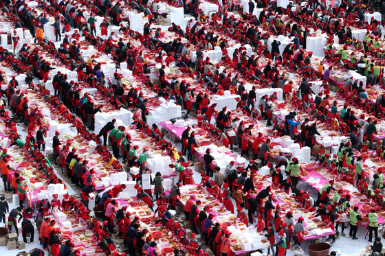 3일 5000여 명의 참가자들이 김치를 담그고 있다. 박종근 기자