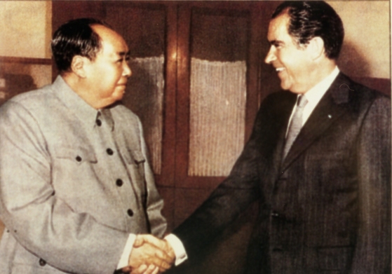 1972년 닉슨 미국 대통령이 중국을 방문해 마오쩌둥과 악수를 나누고 있다. [중앙포토]