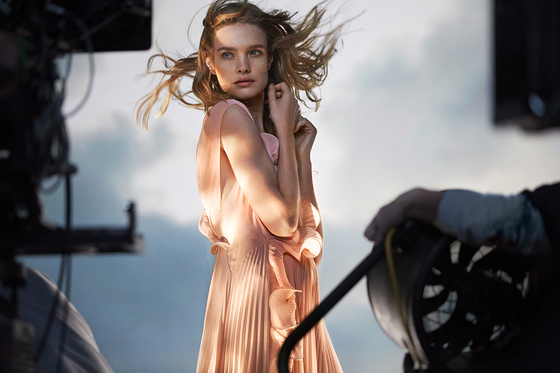 해변에서 수거된 재활용 폴리에스터 ‘바이오닉’으로 제작된 드레스를 입은 H&M 모델 나탈리아 보디나오바. [사진 H&M]