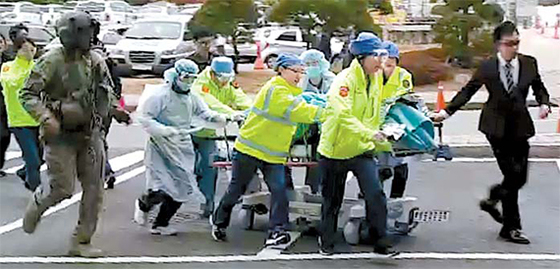 미군 항공의무후송팀 ‘더스트오프’의 대원(왼쪽 앞)이 지난 13일 총상을 입고 판문점을 통해 귀순한 북한 병사를 헬기로 후송해 아주대병원 의료진에게 인계한 뒤 함께 응급실로 뛰고 있다. [뉴스1]