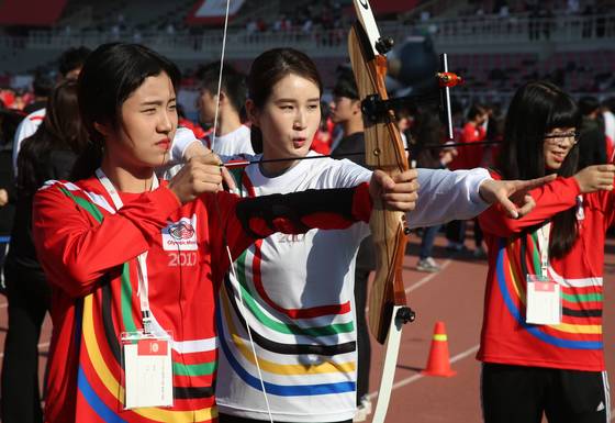 28일 고양시 고양종합운동장에서 열린 '모두의 올림픽'행사에 참석한 기보배(오른쪽) 선수가 행사 참가 학생들에게 활 쏘는 법을 알려주고 있다. [연합뉴스]