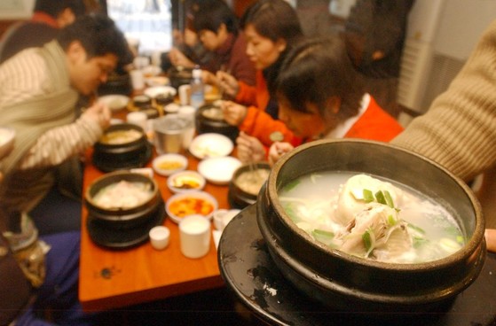 고려 삼계탕 집. 중국 관광객이 다시 보이기 시작했다. [사진 중앙포토]