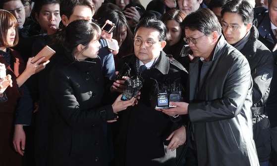 전병헌 전 청와대 정무수석이 지난 20일 서울중앙지검에 출석하는 모습. 전 전 수석은 소환에 앞서 "검찰에서 저에 대한 의문과 오해에 대해서 충분히 설명하도록 하겠다"고 말했다. 오종택 기자