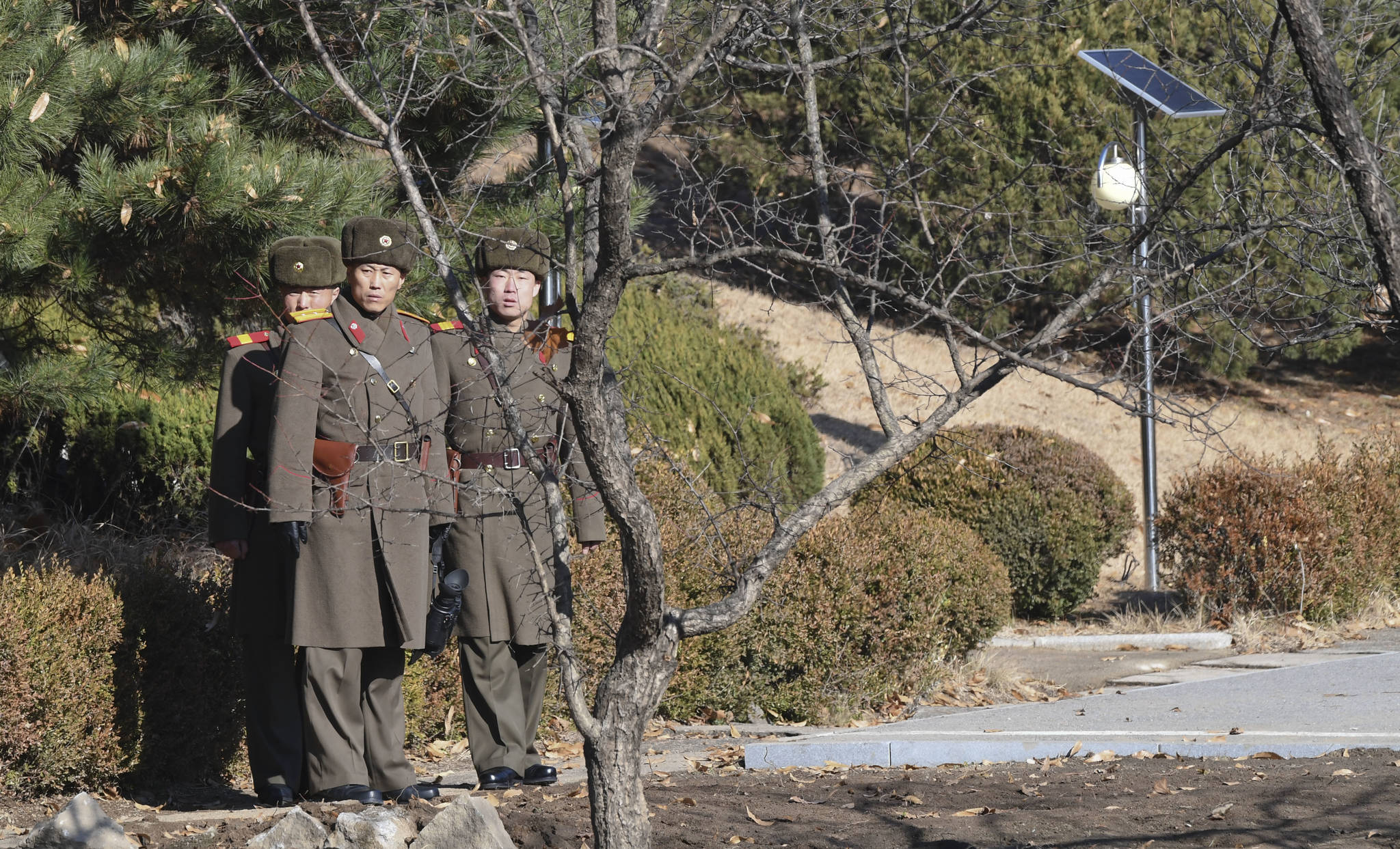 27일 송영무 장관 일행을 살펴보는 북한군 병사들의 표정에 경계심이 가득하다.파주=사진공동취재단