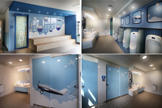 화장실 안팎을 비행기와 하늘을 연상시키는 디자인으로 꾸몄다.