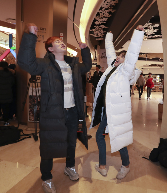 11월 22일 롯데백화점 잠실점 지하 팝업스토어에서 평창패딩을 구입한 후 환호하고 있는 최대한(왼쪽)군과 양지우양. 임현동 기자