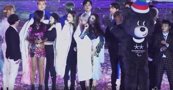 11월 4일에 열린 '2017 드림콘서트 인 평창' 엔딩 무대에서 가수들이 평창패딩을 입고 노래하고 있다. [사진 드림콘서트 영상 캡처]