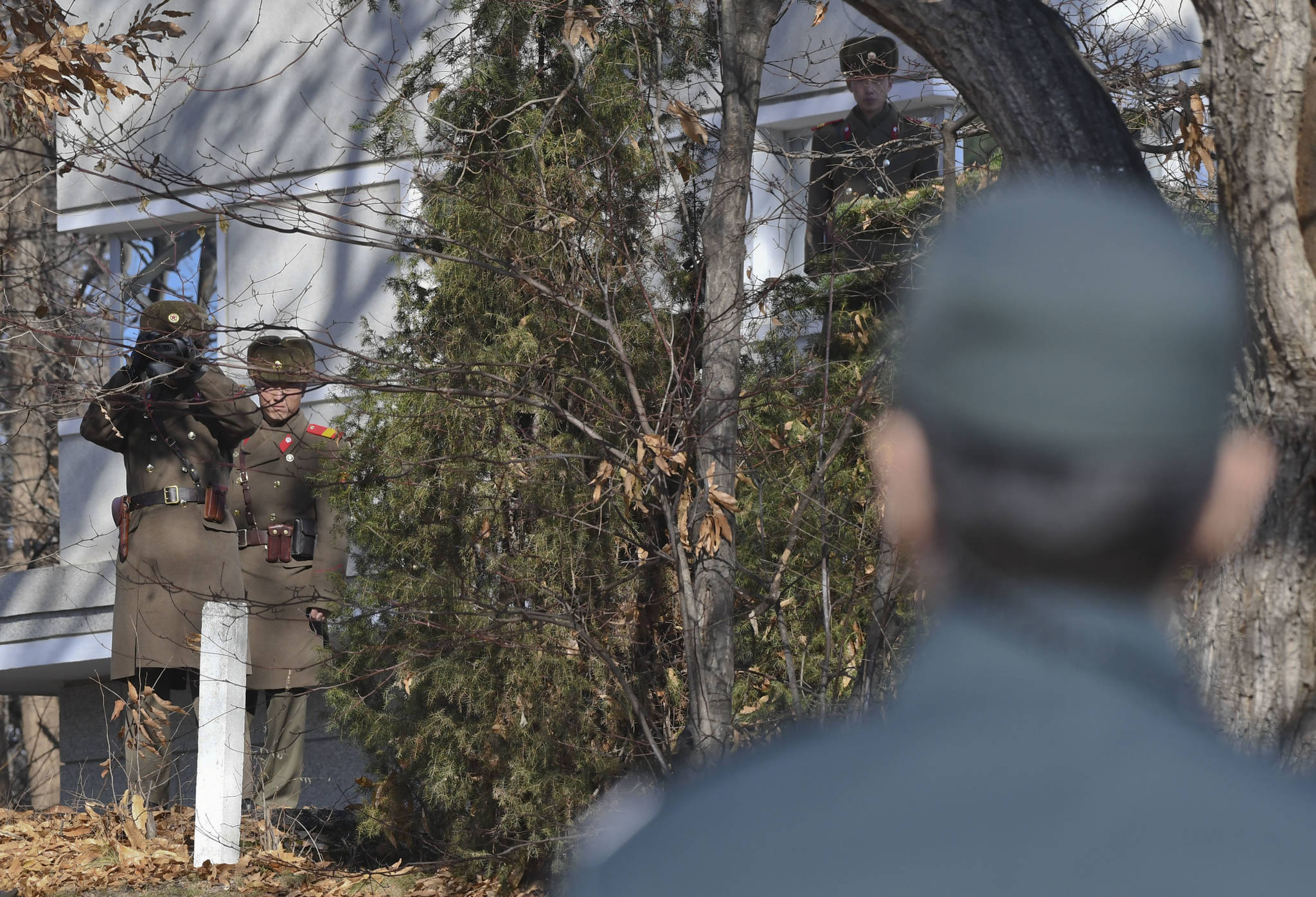 27일 판문점 사건 현장 인근 초소에서 북한군 병사들이 남측 상황을 살펴보고 있다. 파주=사진공동취재단