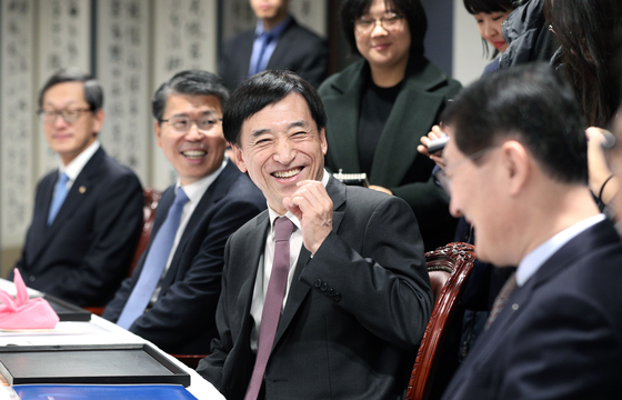 이주열 한국은행 총재(가운데)가 1일 금융협의회에 참석해 은행장들과 이야기하고 있다. [뉴스1]