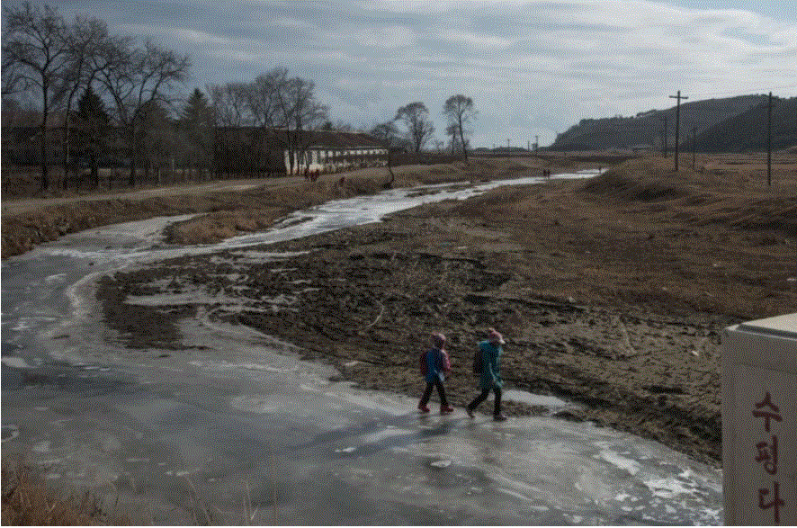 지난달 22일 함경북도 락산의 얼어붙은 강위를 걷고 있는 어린이들. [AFP=연합뉴스] 