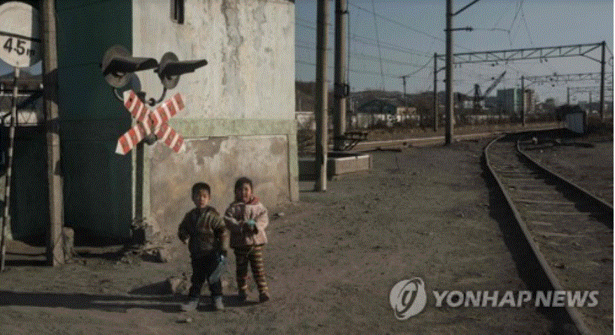 지난달 22일 청진의 한 철길 옆에 북한 아이들이 서 있다. .[AFP=연합뉴스]