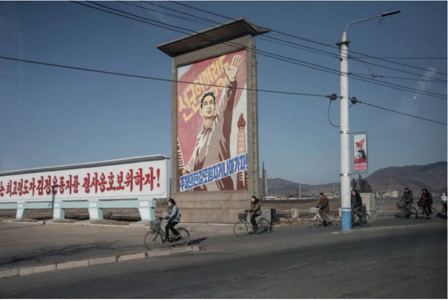 지난달 20일 청진 거리에서 세워져 있는 북한 선전 포스터. [AFP=연합뉴스] 