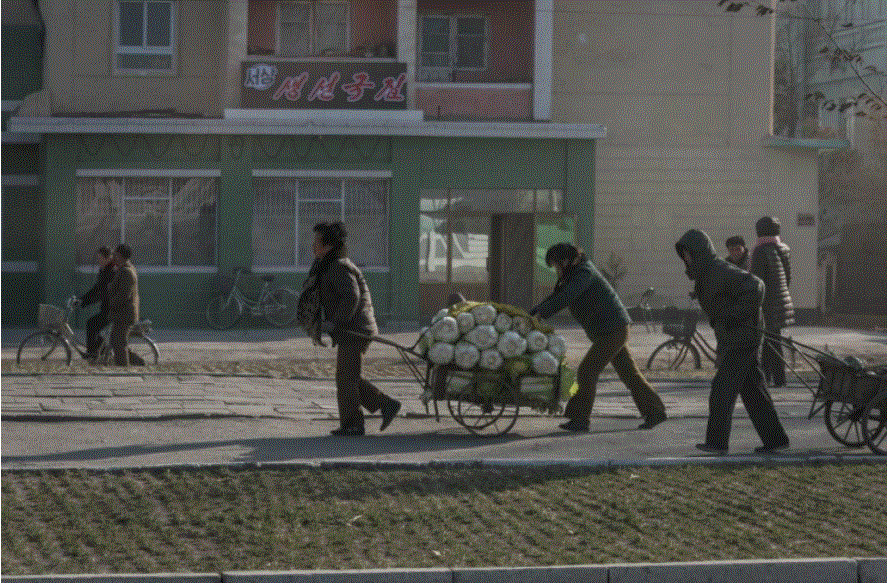 지난달 23일 함흥 거리에서 배추를 실은 수레를 북한 주민들이 옮기고 있다. [AFP=연합뉴스] 