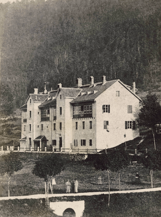 스위스 쌍띠미에 지역의 론진 본사 변천사. 각각 1880년, 1911년, 1950년, 2006년의 모습이다. [사진 론진]