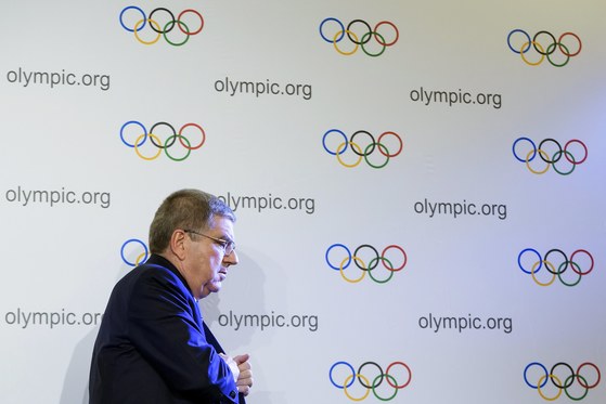 IOC 집행위원회를 마친 뒤 기자회견장에 들어선 토마스 바흐 IOC 위원장. [EPA=연합뉴스]