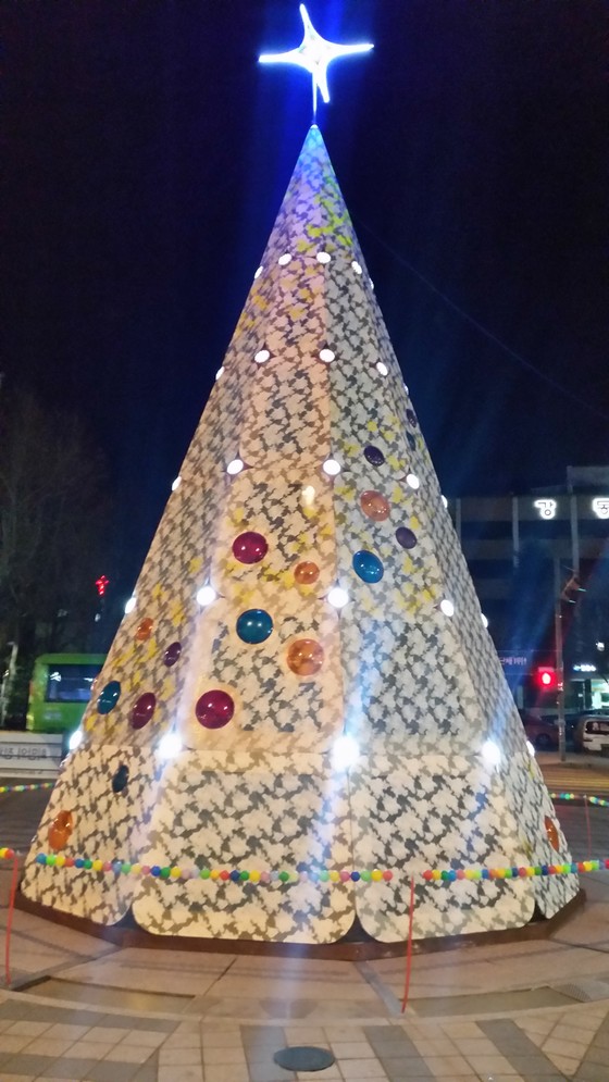강동구가 2014년 선보인 10각형 모양의 피라미드형 트리. 