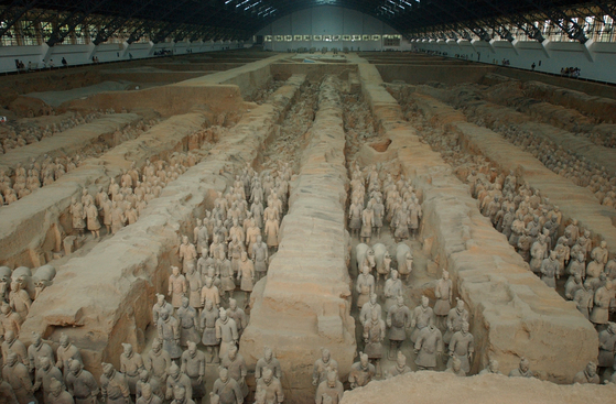 중국 최초 통일왕조인 진(秦)나라 시황제의 무덤에서 발굴된 병마용의 모습. [중앙포토]