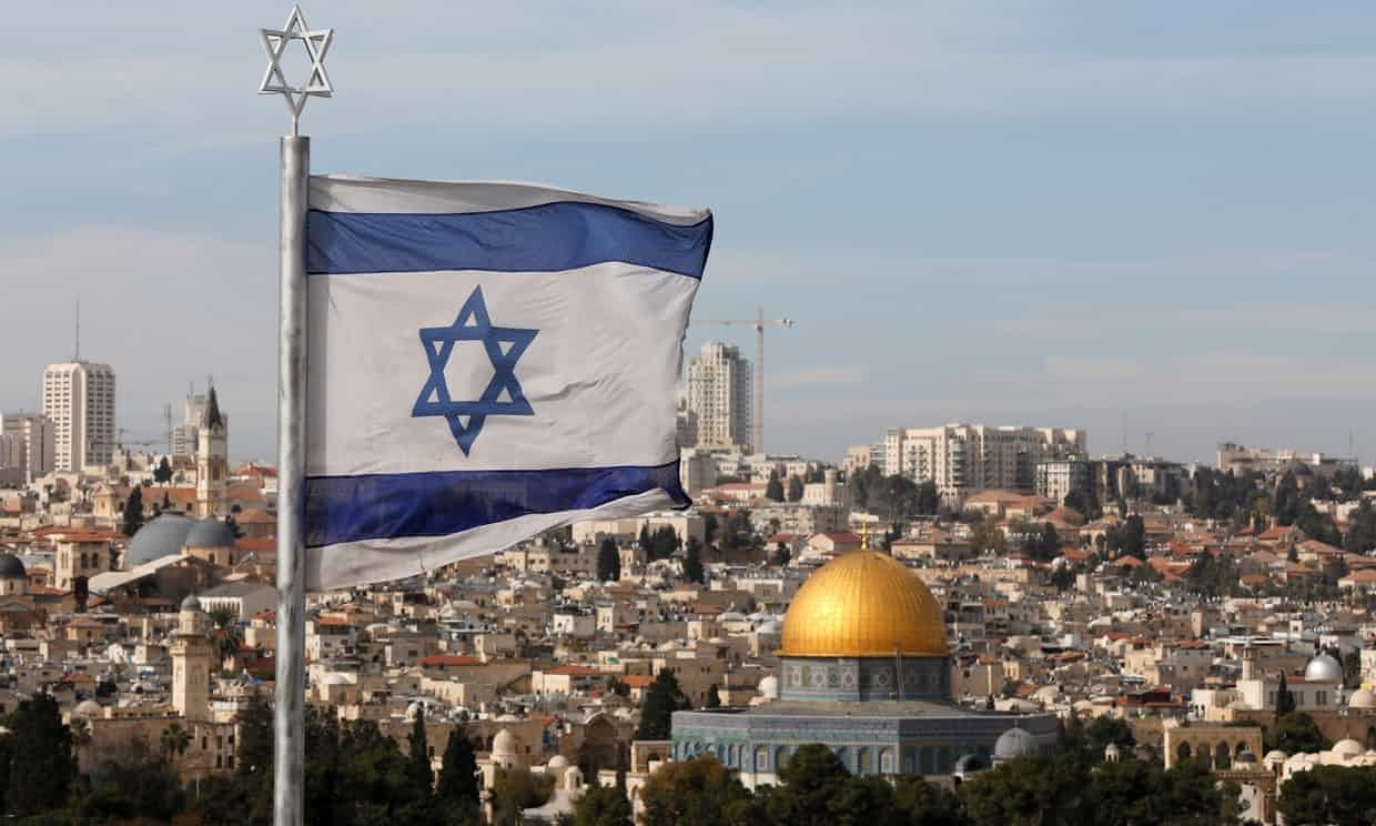 이스라엘 국기 너머로 예루살렘 구시가지의 성전산이 보인다. 오른쪽 황금 돔은 '바위의 돔'이고 왼쪽의 회색은 알아크사 모스크다. 둘 다 이슬람 성지다. [EPA=연합뉴스]
