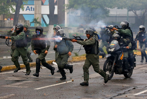 7월 28일. 베네수엘라 시위대에 발포하는 진압군. [REUTERS=연합뉴스/Carlos Garcia Rawlins]