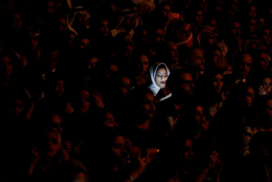 3월 10일, 사우디아라비아 '문화의 봄'의 일환으로 열린 콘서트에서 한 여성이 스마트폰을 들여다보고 있다. 문화생활을 죄악시해오던 사우디의 변화상을 보여준다. [REUTERS=연합뉴스/Hamad I Mohammed]