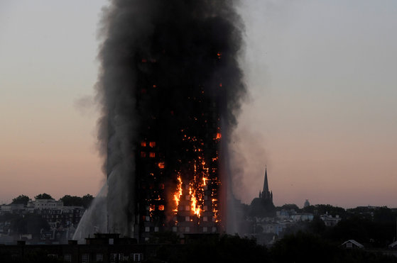6월 14일. 영국 런던의 서민 아파트 그렌펠 타워가 불길에 휩싸였다.[REUTERS=연합뉴스/Toby Melville]