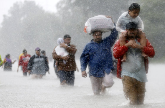 미국 텍사스에서 태풍 하비의 폭우를 피해 이동하는 주민들. 8월 28일. [REUTERS=연합뉴스/Jonathan Bachman]