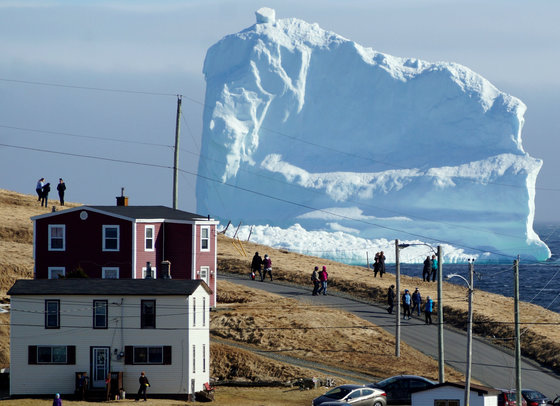 4월 16일. 캐나다 뉴펀들랜드 근처를 지나는 올해 첫 빙하 덩어리를 주민들이 지켜보고있다. [REUTERS=연합뉴스/Jody Martin]