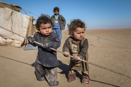 1월 22일. IS의 근거지 시리아 북부 도시 라카 인근의 난민촌에서 어린이들이 밧줄을 잡고 걷고 있다.[REUTERS=연합뉴스/Rodi Said]