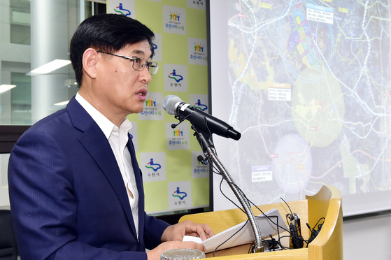 이의택 수원시 군공항이전추진단장이 군공항 이전과 관련한 브리핑을 하고 있다. [사진 수원시]