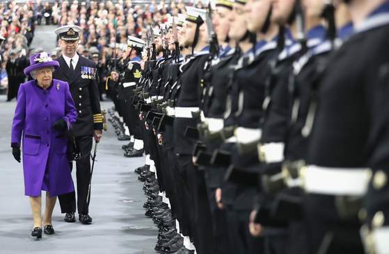 팬톤의 올해의 컬러가 발표된 12월 7일 영국 포츠머스에서 열린 해군 행사에 참석한 엘리자베스2세 여왕. 선명한 보라색 코트와 모자를 착용했다. [AFP 연합]