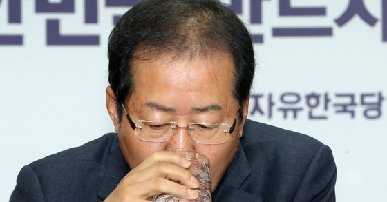 자유한국당 홍준표 대표가 28일 서울 여의도 당사에서 열린 최고위원회의에서 물을 마시고 있다. [연합뉴스]