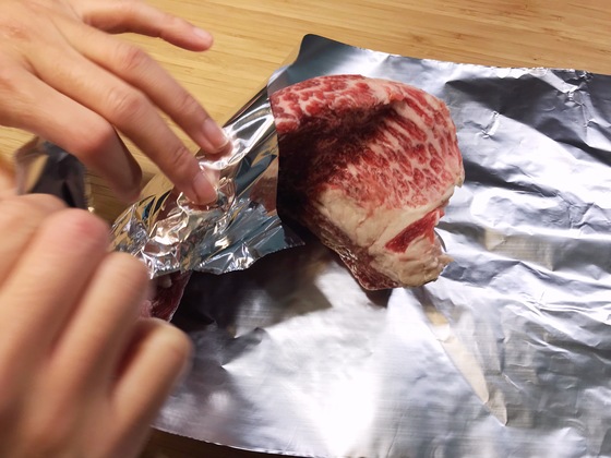 얇은 고기는 알루미늄 포일로 싸서 상온에 두면 잘 녹는다. 