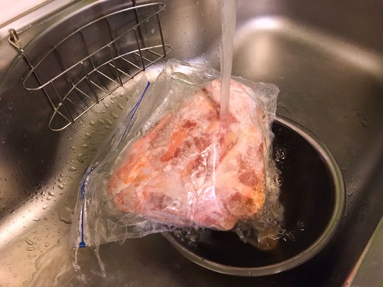 냉동된 고기를 비닐팩에 넣어 흐르는 찬물 아래 둔다. 