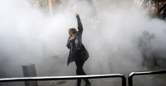지난해 12월 30일(현지시간) 이란 수도 테헤란에서 한 대학생이 최루탄 연기가 자욱한 가운데 시위를 벌이고 있다. [AP=연합뉴스] 