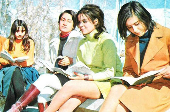 이슬람혁명이 있기 전 1960~70년대 이란 여대생들 모습. 당시만 해도 히잡을 쓰지 않고 미니스커트를 입은 여성들을 길거리에서 흔히 볼 수 있었다. 