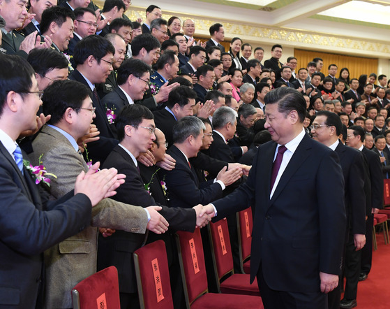 2017년 1월 중국 국가과학기술장려대회에서 시진핑 주석이 참석자들을 격려하고 있다.[신화통신=연합뉴스]