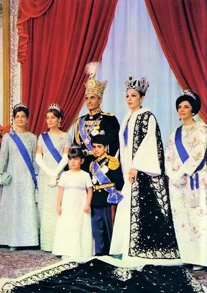 1967년 파라 디바 왕비를 '샤바누 (Shahbanu)' 즉 황후로 추대한 대관식. 파라 디바는 이란 팔라비(팔레비) 왕조의 2대 국왕 무함마드 레자 팔라비 국왕의 세번째 부인이다. [사진 위키피디아]