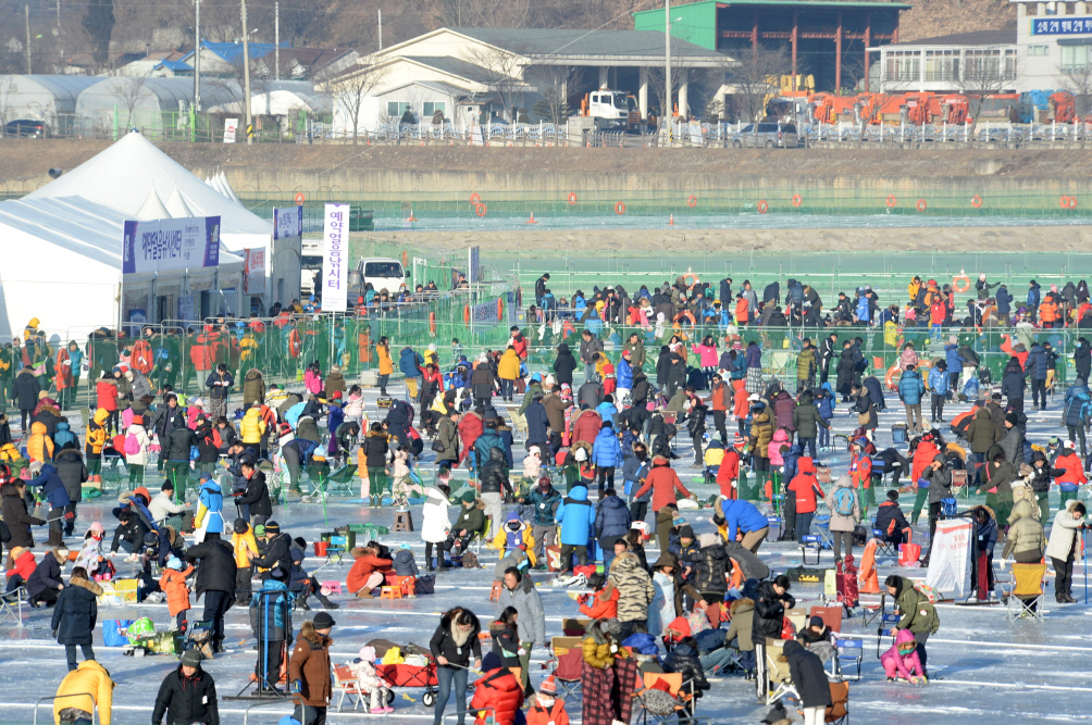 지난 2016년 1월 강원도 화천군 화천천에서 열린 산천어축제를 찾은 관광객들이 낚시를 즐기고 있다. [사진제공=화천군]
