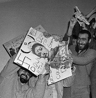 1979년 이슬람 혁명 때 파라 디바 황후의 사진 포스터를 찢고 있는 이란 군중들. [사진 위키피디아]