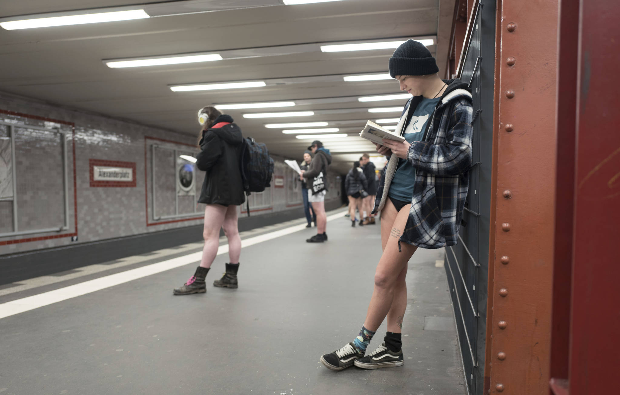 7일 독일 베를린에서 승객들이 바지를 벗고 속옷차림으로 지하철을 기다리고 있다. [AP=연합뉴스]