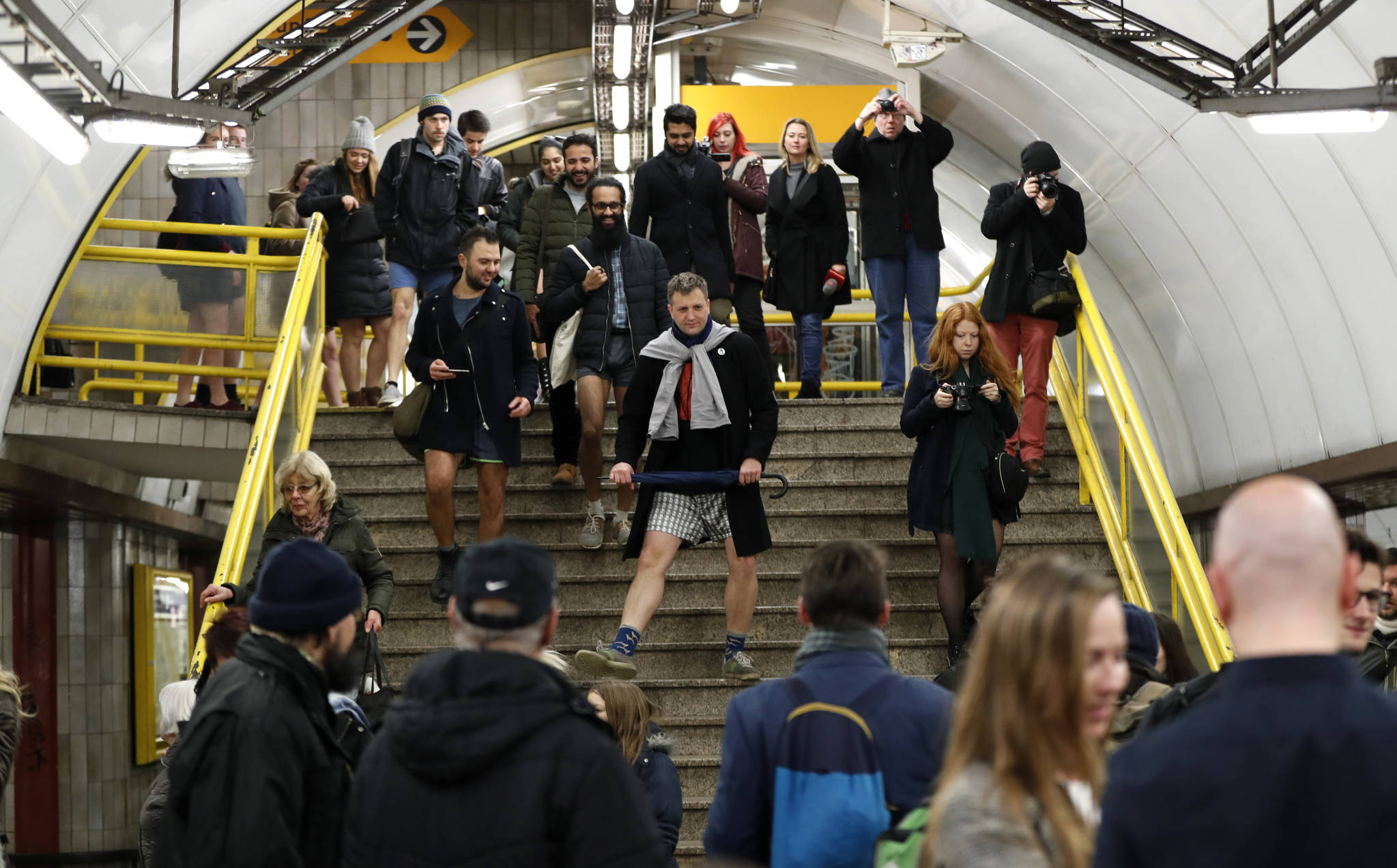 체코 프라하에서 7일(현지시간) '바지 없이 지하철 타기'에 참여한 남성 승객이 우스꽝스러운 포즈로 계단을 내려가 시민들의 주목을 받고 있다. [AP=연합뉴스]