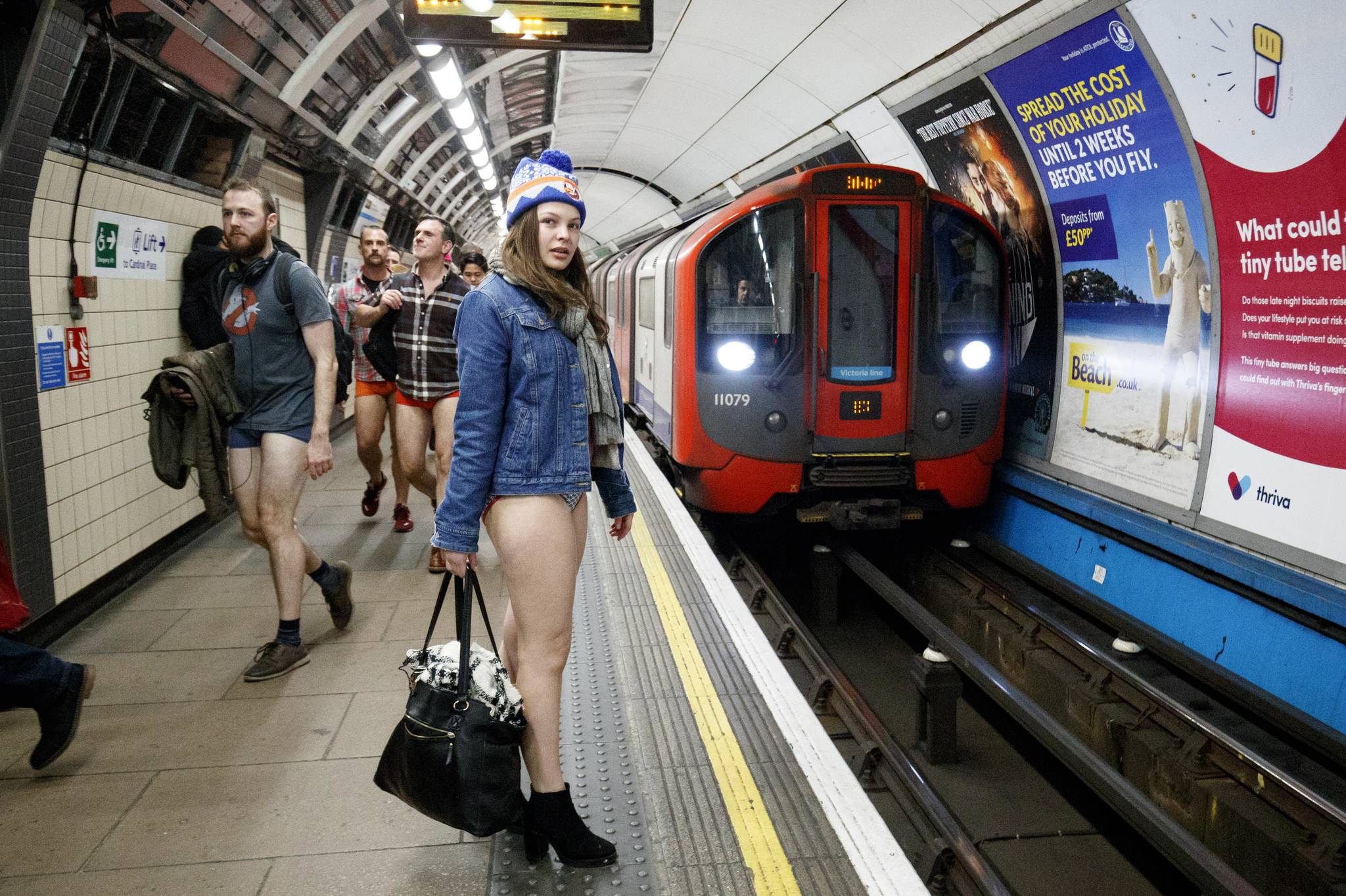 7일 영국 런던의 지하철역에서 한 여성이 바지를 벗고 지하철 타기 행사에 참여하고 있다.[EPA=연합뉴스]