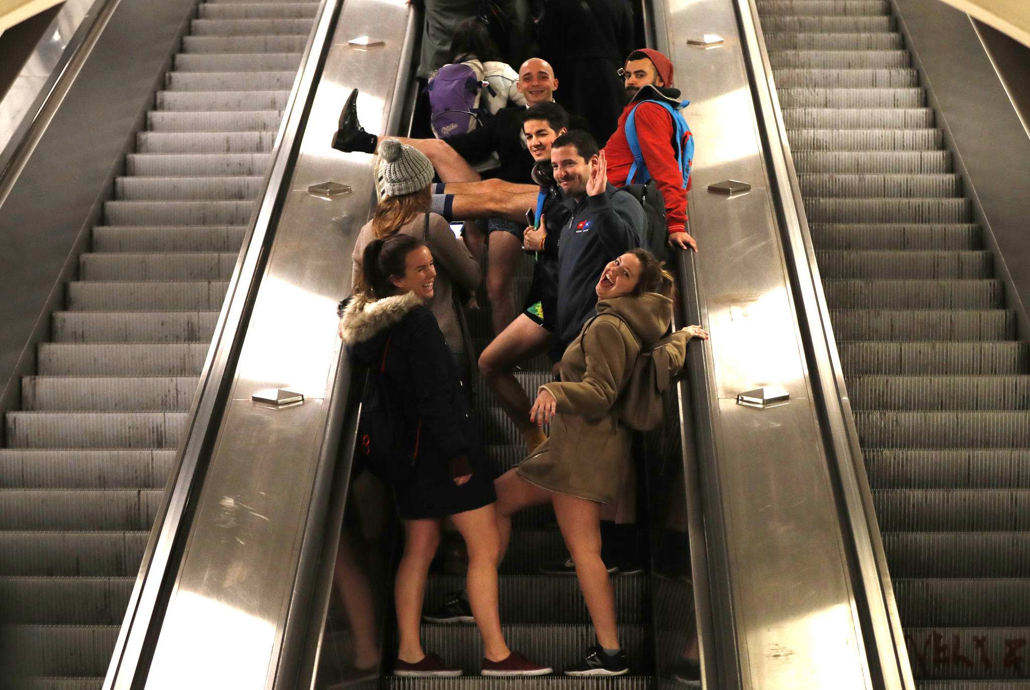 7일(현지시간) 체코 프라하에서 '바지 없이 지하철 타기'에 참여한 시민들이 에스컬레이트를 타고 각선미를 뽐내고 있다. [AP=연합뉴스]