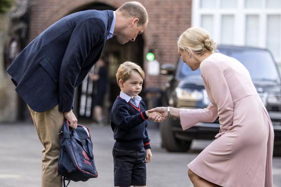 2017년 9월 런던시내 사립 초등학교 토마스 배터시 학교에 처음 등교하는 조지 왕자를 교문 앞에서 맞이하는 교장(사진 오른쪽). 무릎을 살짝 굽혀 조지 왕자와 눈높이를 맞췄다. [사진 켄싱턴궁 인스타그램]