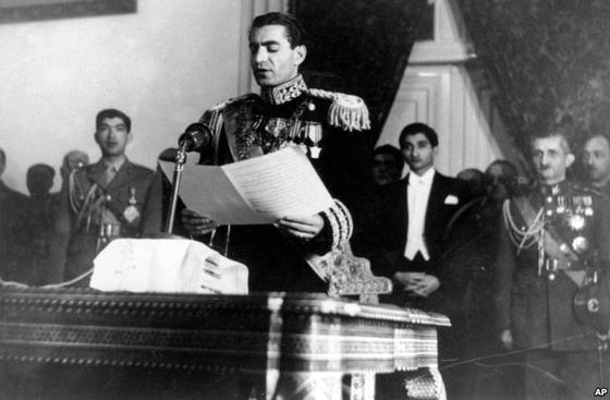 1950년 2월 16일 이란 테헤란의 상원 의회에서 국왕(Shah) 취임 선서를 읽는 무함마드 레자 팔라비(팔레비). [사진 위키피디아] 
