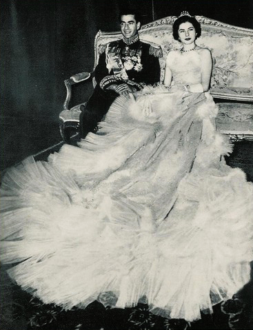 1951년 무함마드 레자 팔라비(팔레비) 국왕과 두번째 부인 소라야의 결혼식. 소라야 왕비는 크리스천 디오르가 디자인한 깃털과 진주로 장식된 웨딩드레스를 입었다. [사진 위키피디아]