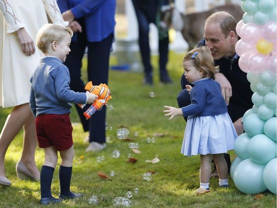 지난 2016년 9월 캐나다 밴쿠버를 방문했을 때 아이들을 위한 파티에 초대돼 비누거품 놀이를 하고 있는 조지 왕자와 샬럿 공주. [중앙포토] 