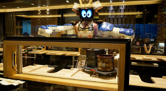 태국 방콕의 '하지메 로봇 레스토랑'에서 사무라이 복장의 로봇이 음식을 서빙하고 있다. [사진 하지메 로봇 레스토랑]