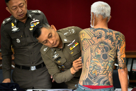 태국 경찰이 시라이의 문신을 공개하고 있다. [AFP=연합뉴스]